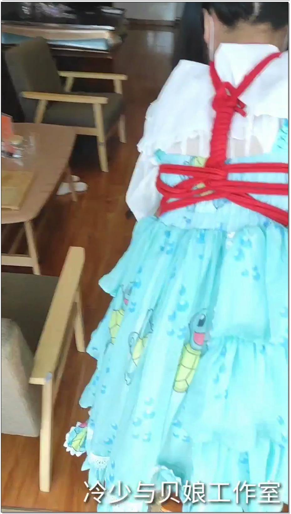 【冷少与贝娘】可爱双马尾lo娘被捆绑戴手铐脚镣做家务