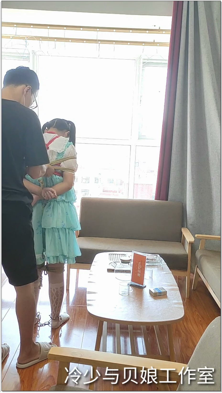 【冷少与贝娘】可爱双马尾lo娘被捆绑戴手铐脚镣做家务