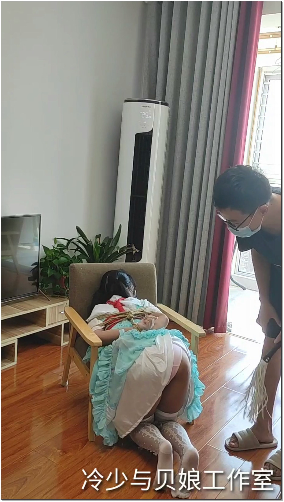 【冷少与贝娘】可爱双马尾lo娘被捆绑戴手铐脚镣做家务