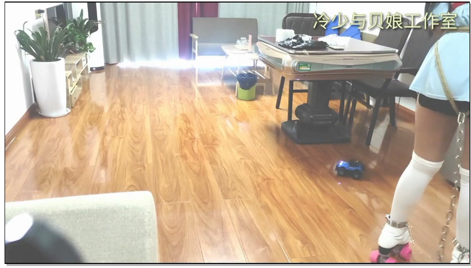 【冷少与贝娘】双马尾妹妹轮滑追遥控车