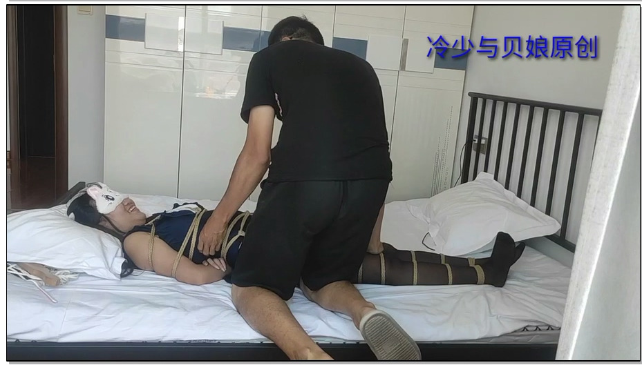 【冷少与贝娘】死库水双马尾黑丝袜，花式驷马开腿捆绑调教