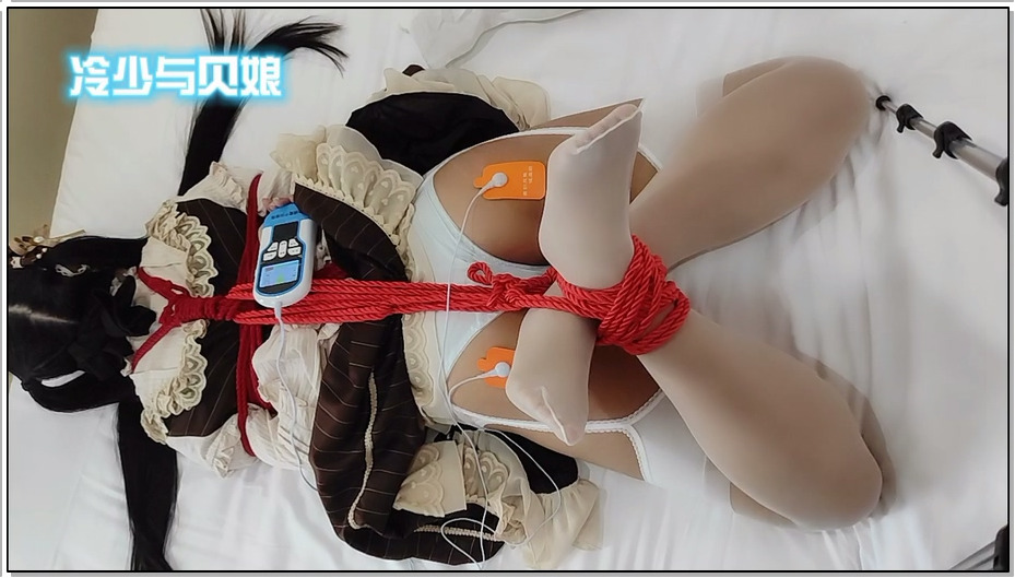 【冷少与贝娘】jk吊带白丝双马尾冷少，m开腿驷马鞭打电击震动，最后内裤湿了