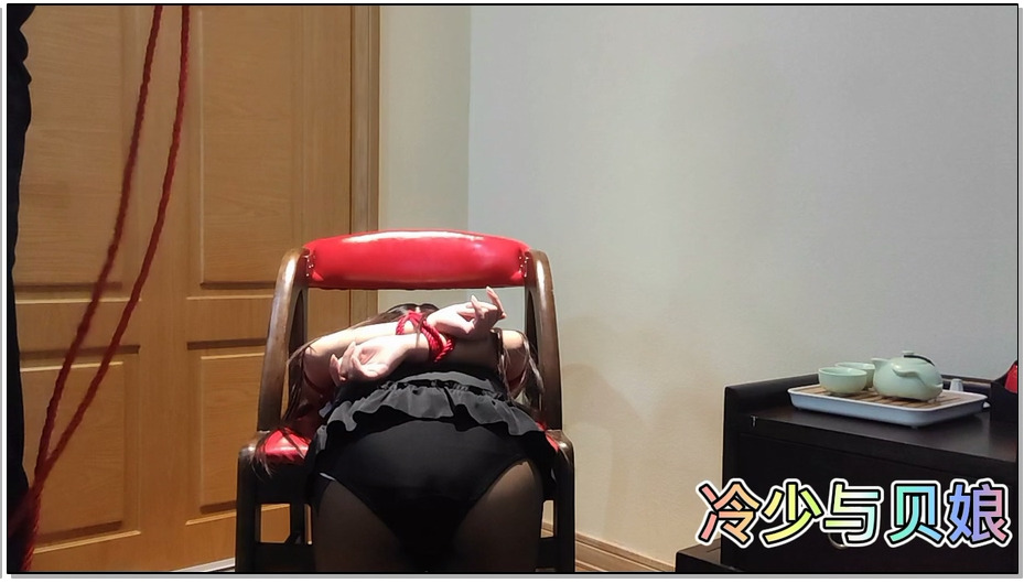 【冷少与贝娘】黑丝死库水双马尾，椅子上捆绑固定抱着丝袜脚挠痒，打屁股
