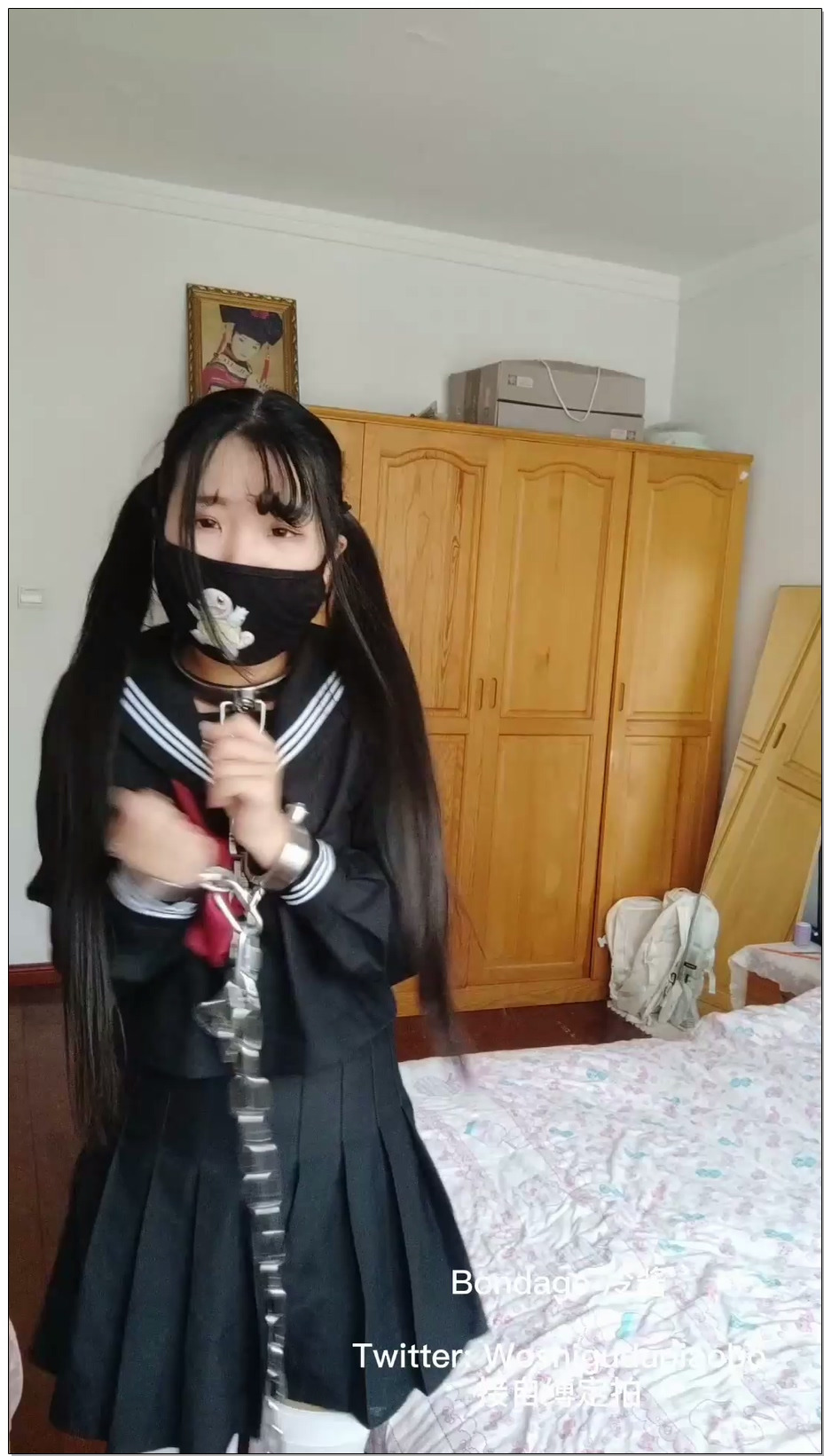 【冷少与贝娘】冷酱jk制服轮滑镣铐自缚，然后去阳台衣柜拴住项圈铁链固定