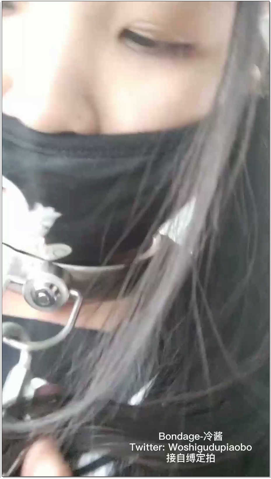 【冷少与贝娘】冷酱jk制服轮滑镣铐自缚，然后去阳台衣柜拴住项圈铁链固定