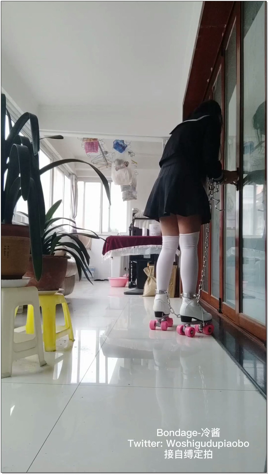 【冷少与贝娘】冷酱jk制服轮滑镣铐自缚，然后去阳台衣柜拴住项圈铁链固定