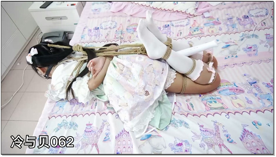 【冷少与贝娘】冷酱lolita白丝极限驷马+快乐棒+马具口球+口水流不停