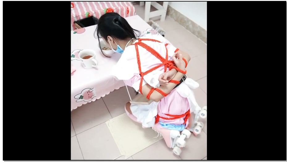 【冷少与贝娘】轮滑女孩的一天，拘束捆绑状态下起床做饭吃饭挑战