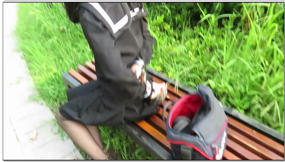 【魔法摄影工坊】水手服少女黑丝美腿镣铐散步,冒着被人发现的危险偷玩镣铐