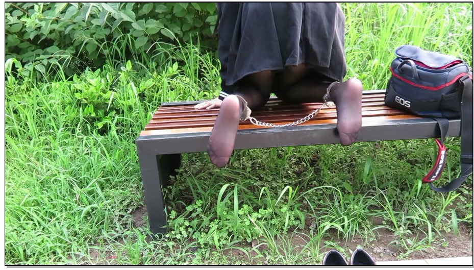 【魔法摄影工坊】水手服少女黑丝美腿镣铐散步,冒着被人发现的危险偷玩镣铐