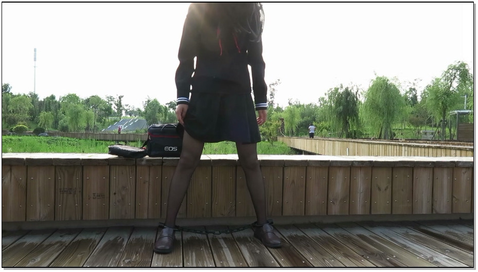 【魔法摄影工坊】水手服少女黑丝美腿镣铐散步,冒着被人发现的危险偷玩镣铐