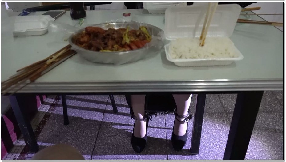 【魔法摄影】小翼 裙子里的秘密3 户外就餐