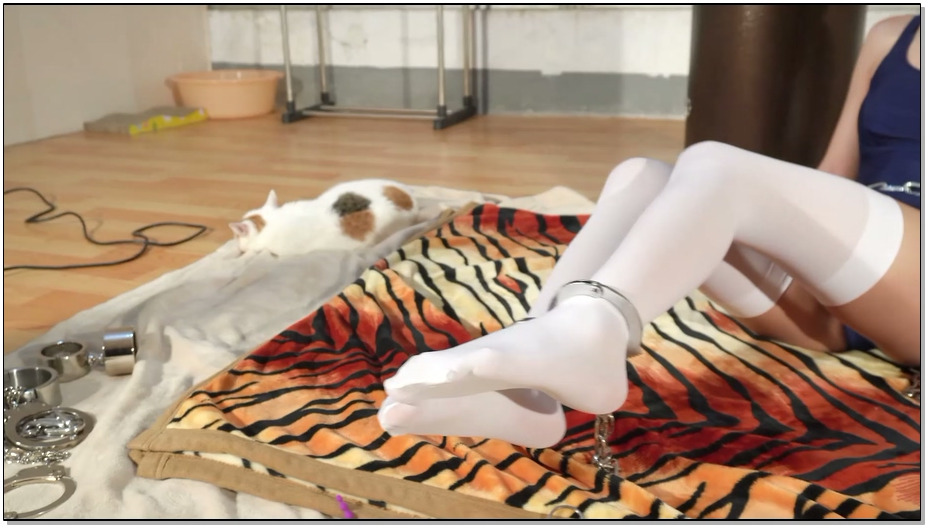 【魔法摄影】镣铐禁锢穿换丝袜 白丝脚铐与猫共舞