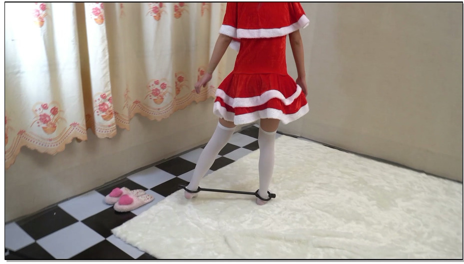 【魔法摄影】圣诞少女 手铐脚铐不能少 锁上木枷打开〇蛋 最后缠上灯条就是一个会呻吟…