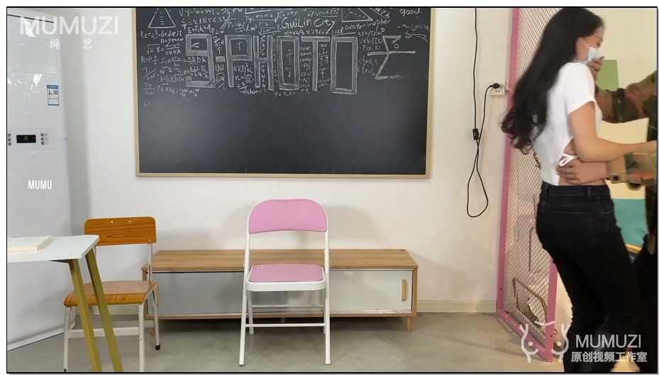 【MUMUZI】我的老师系列——栗子连体衣、紧身裤绑在凳子上挣扎！棒棒震动 口球堵嘴