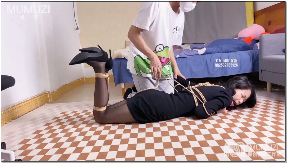 【MUMUZI】尾随入室第上集 子首次露脸亮相——紧身裙黑丝高跟+胸缚+完美身材+tiaodan棒