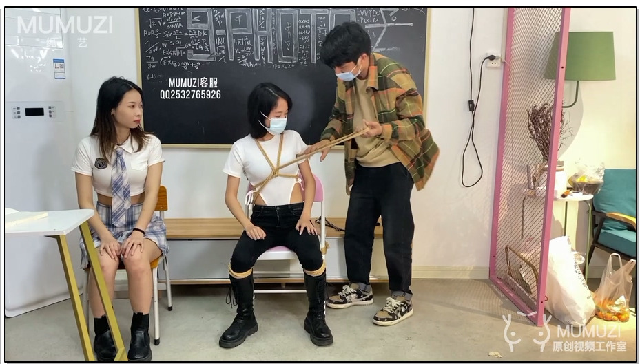【MUMUZI】我的老师系列——朵朵格子短裙、被老师强po捆绑在凳子上挣扎，棒棒调教强g