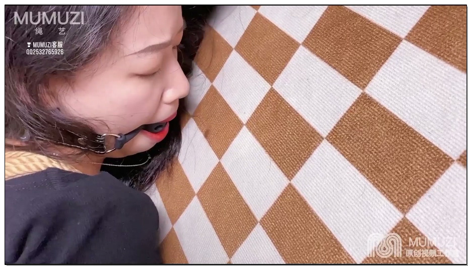 【MUMUZI】尾随入室下集 栗子首次露脸亮相——紧身裙黑丝高跟+胸缚+完美身材+tiaodan