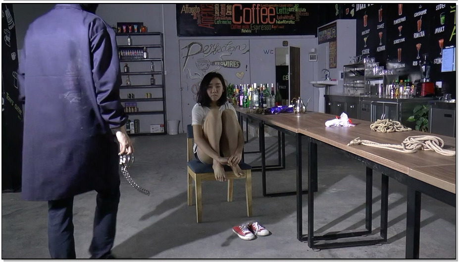 【美束映画】咖啡厅惊魂 变态店长绑架小清新美女陈诗琪 脱掉鞋袜捆绑放置镣铐行走受尽折磨