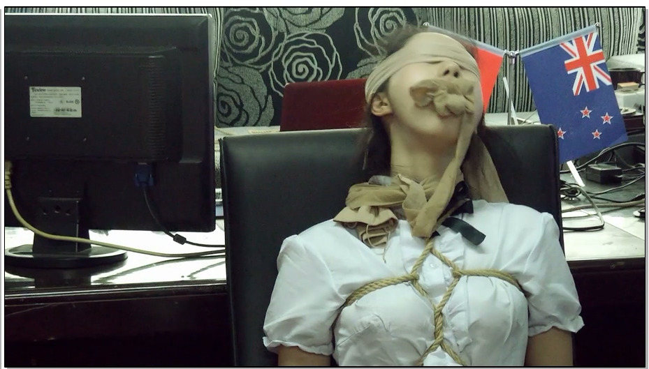 【美束映画】陷落的女律师亚楠-美艳大长腿被入室劫持,原味丝袜塞嘴胶囊封口捆绑挣扎