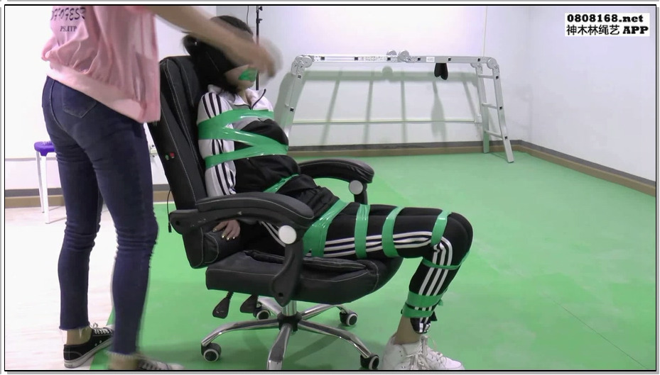 【美束映画】高利贷惊魂上集.姐姐欠债不还，妹妹就被蒙眼堵嘴