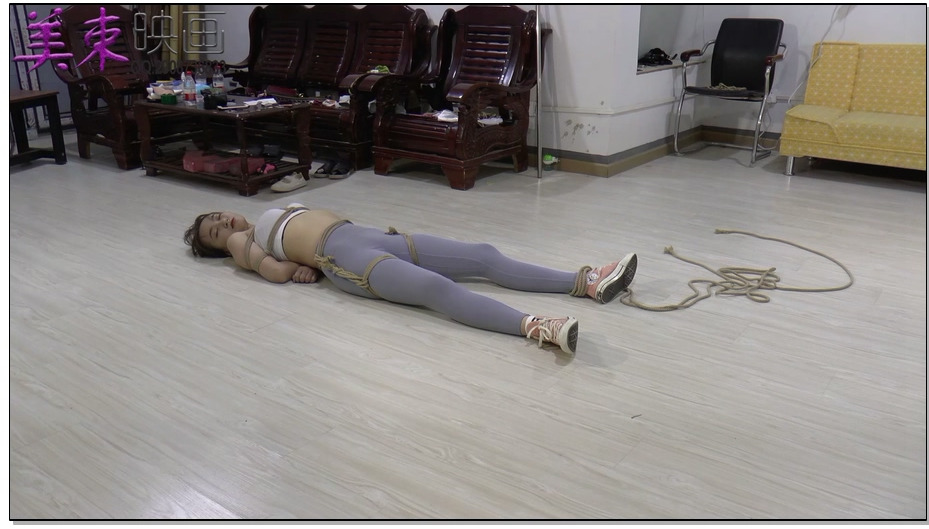 【美束映画】美女萱萱回家后被蒙面人劫持并被捆绑起来玩弄