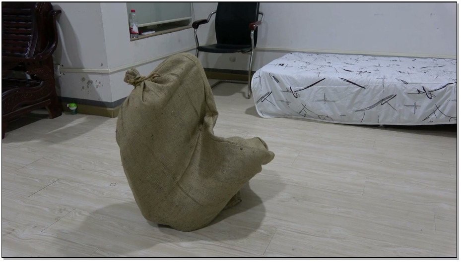 【美束映画】小luoli珊珊被入室抢劫紧缚捆绑 下