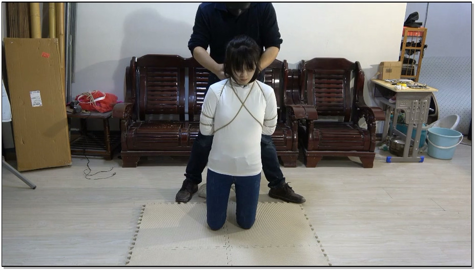 【美束映画】大学生小玉2 反扭抓捕，胶带堵嘴，扎带押解，反铐脚镣，五花大绑，驷马挣…