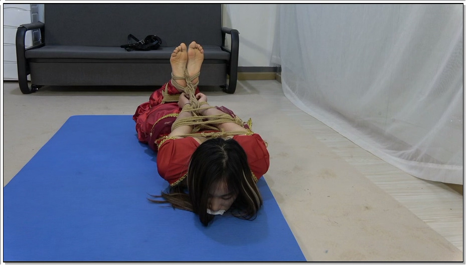 【美束映画】古装妹子的遭遇 驷马,双手吊绑,白丝袜堵嘴,挠脚