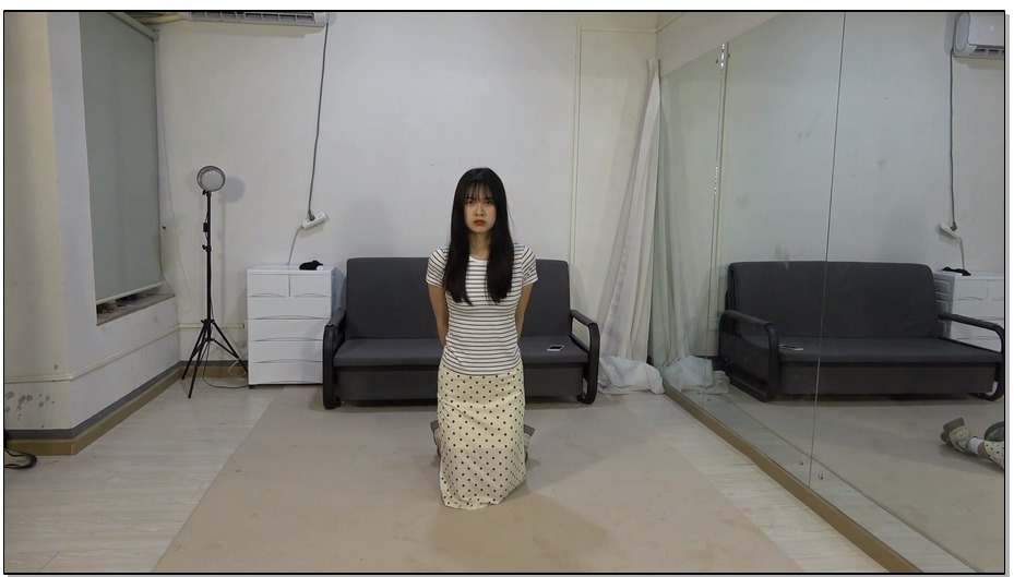 【美束映画】身材高挑的大美女阿荣，在她冷峻的外表下，透露出萌萌的感觉