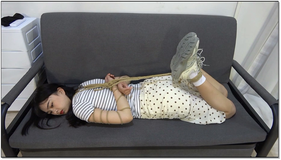 【美束映画】身材高挑的大美女阿荣，在她冷峻的外表下，透露出萌萌的感觉