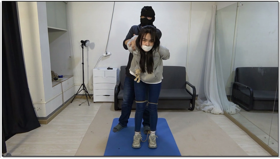 【美束映画】美女阿荣休闲运动装反铐，反扭，捆绑