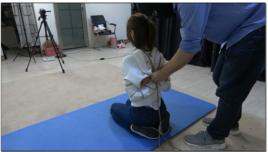 【美束映画】然然 反扭抓捕镣铐捆绑押解 人长的漂亮，身材很棒，柔韧性不错，拍摄也很..