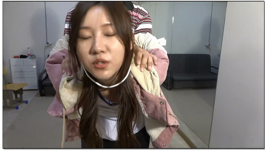 【美束映画】笑容甜美的然然，长相酷似一位女演员，素颜颜值也是很抗打。一身邻家学生