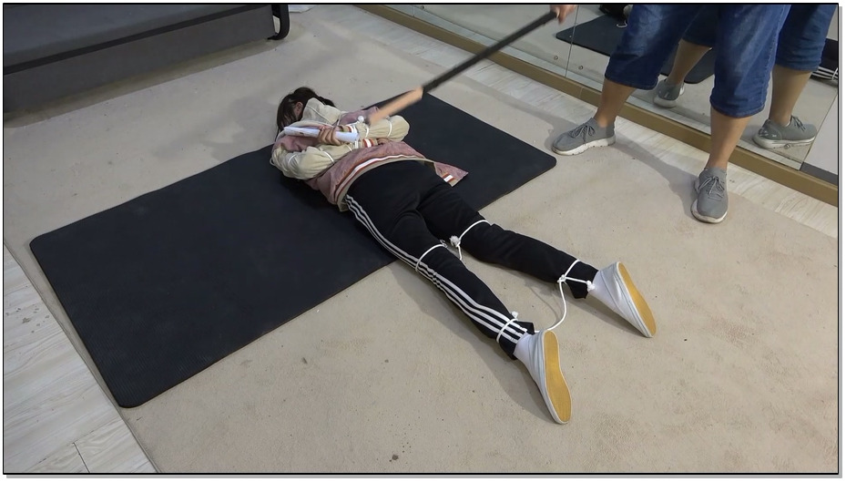 【美束映画】笑容甜美的然然，长相酷似一位女演员，素颜颜值也是很抗打。一身邻家学生