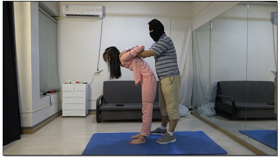 【美束映画】长腿女犯荣荣，可怜的表情让人看了很心疼。抓捕，反扭，手铐，扎带，光脚