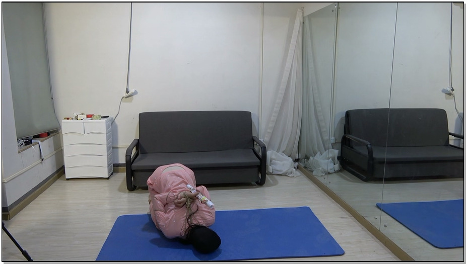 【美束映画】长腿女犯荣荣，可怜的表情让人看了很心疼。抓捕，反扭，手铐，扎带，光脚