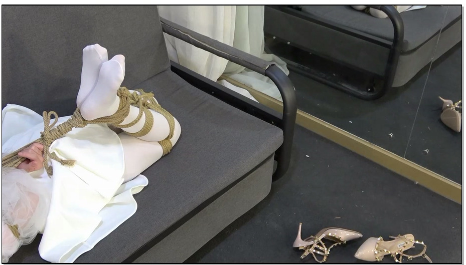 【美束映画】变态与美女间的故事 小狐狸驷马捆绑挠脚