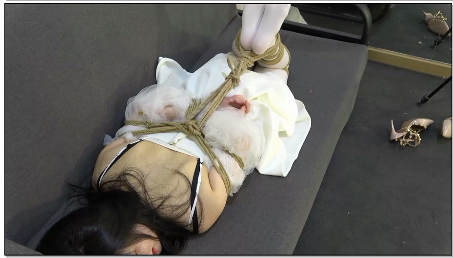 【美束映画】变态与美女间的故事 小狐狸驷马捆绑挠脚