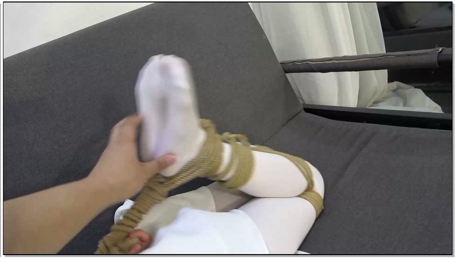 【美束映画】变态与美女间的故事 小狐狸驷马捆绑挠脚