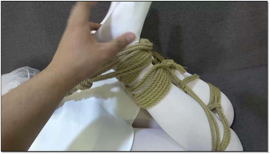 【美束映画】变态与美女间的故事 小狐狸驷马捆绑挠脚