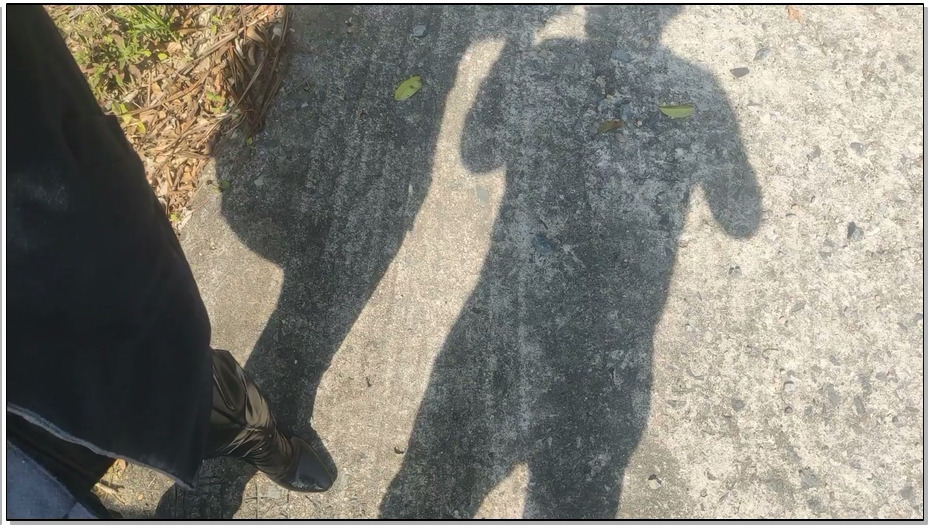 【曼陀罗】逼着熟妇爬山晒太阳，双口齐堵，只有登上山顶，你才能上厕所，除非你能挣脱..