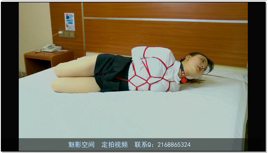 【魅影空间】龟甲缚，后手缚，在带一个性感的口球，肉丝高跟的小美女，被放任自己挣扎