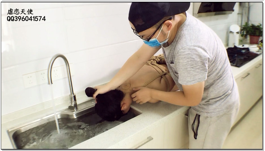 【虐恋天使】在校生苗苗暑期培育 fuck me 胸贴＋内裤女仆套装 厨房驷马水池放水窒息+…