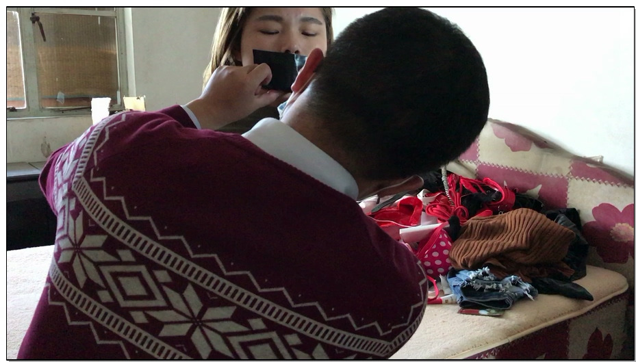 【皮革的拘束】直臂并肘缚,肉色丝袜高跟,黑胶布封嘴,黑色加白色丝袜套头,塑料袋窒息鞭打