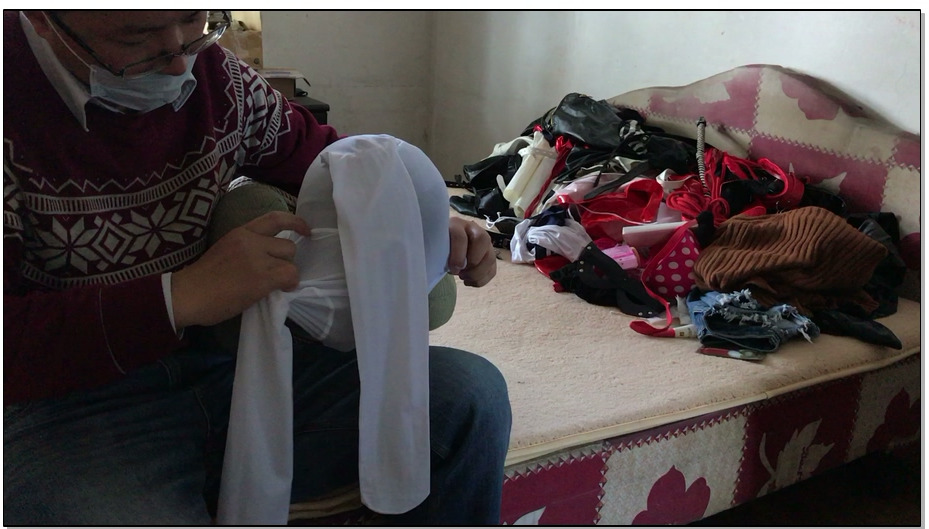 【皮革的拘束】直臂并肘缚,肉色丝袜高跟,黑胶布封嘴,黑色加白色丝袜套头,塑料袋窒息鞭打