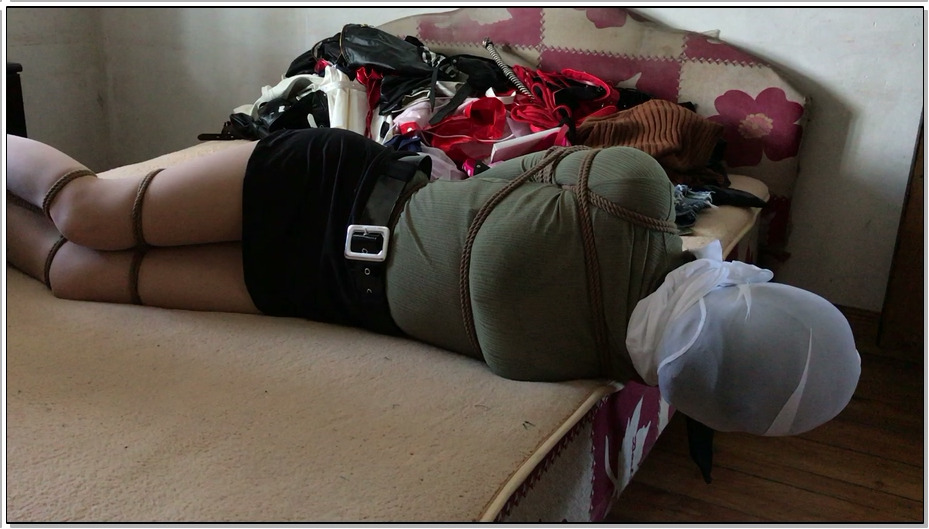 【皮革的拘束】直臂并肘缚,肉色丝袜高跟,黑胶布封嘴,黑色加白色丝袜套头,塑料袋窒息鞭打