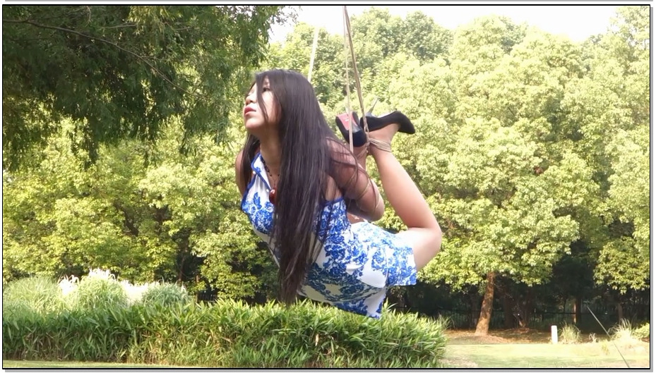 【倾颜阁】悬吊在车来人往的路边公园，风景怡人，却无人驻足围观，只有行色匆匆