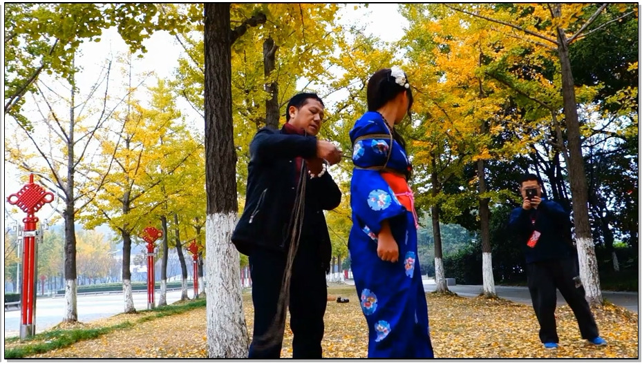 【倾颜阁】铺满落叶的路边捆绑四马