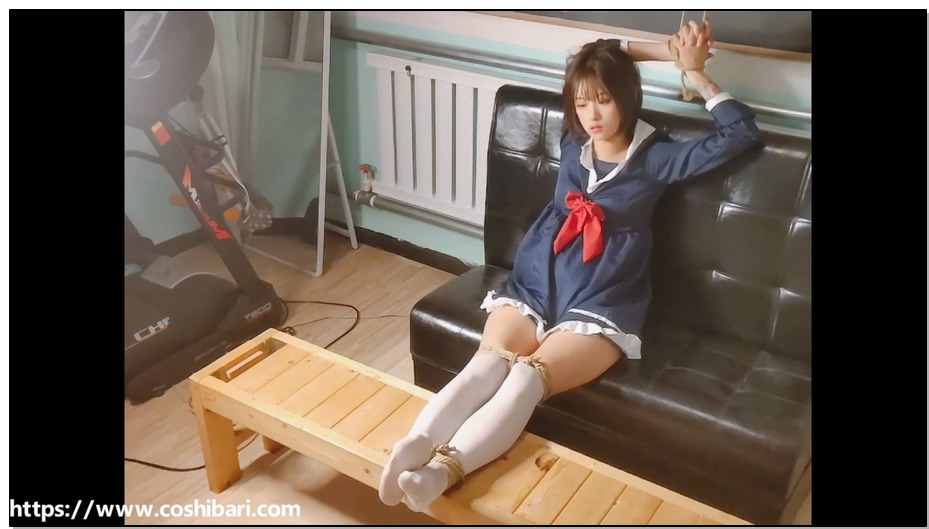 【绳次元】学生服小萝莉双手吊绑，M字开脚+直腿缚 DJ乱入打乱拍摄顺序，强行TK小萝莉